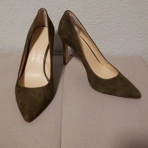 Banana Republic suede leather olive pumps